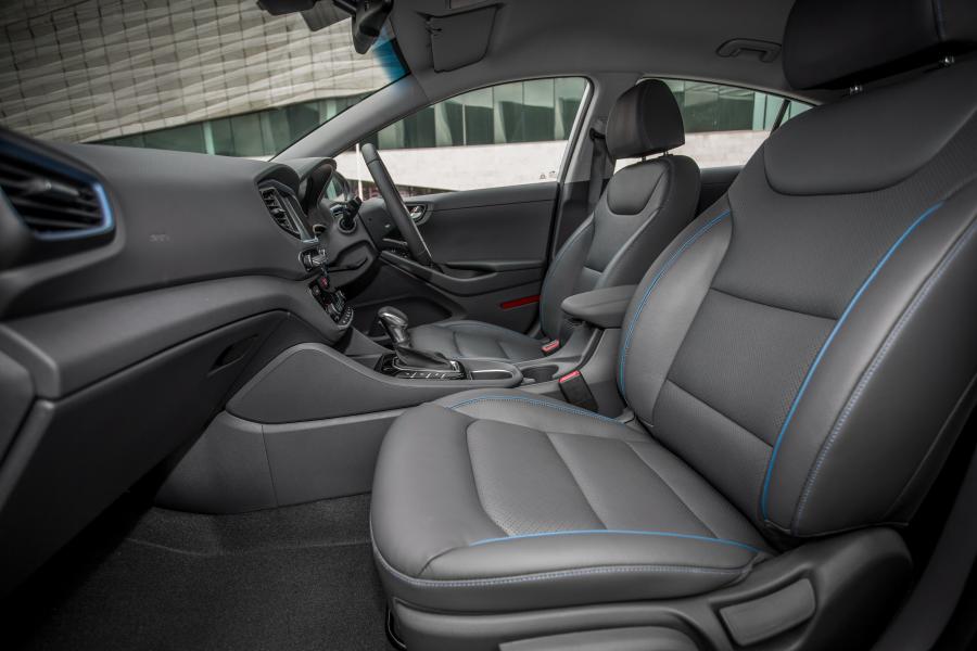 Интерьер Hyundai IONIQ hybrid 2016 года  (UK) (фото 23 из 32)
